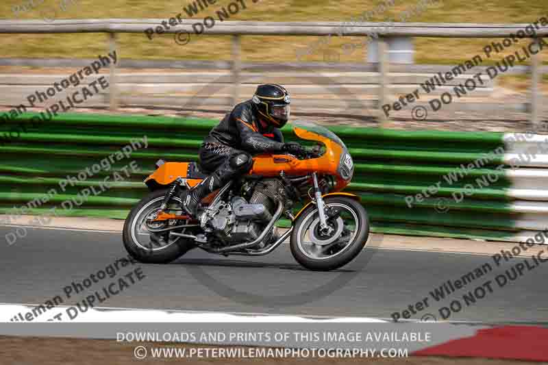 Vintage motorcycle club;eventdigitalimages;mallory park;mallory park trackday photographs;no limits trackdays;peter wileman photography;trackday digital images;trackday photos;vmcc festival 1000 bikes photographs